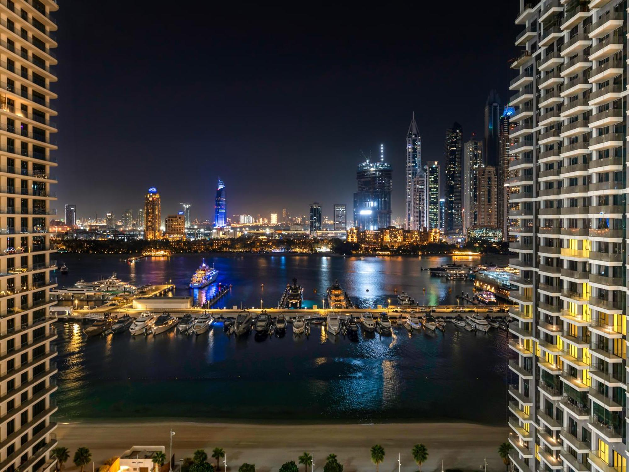 Luxury Spacious 2 Bedroom Private And Views *