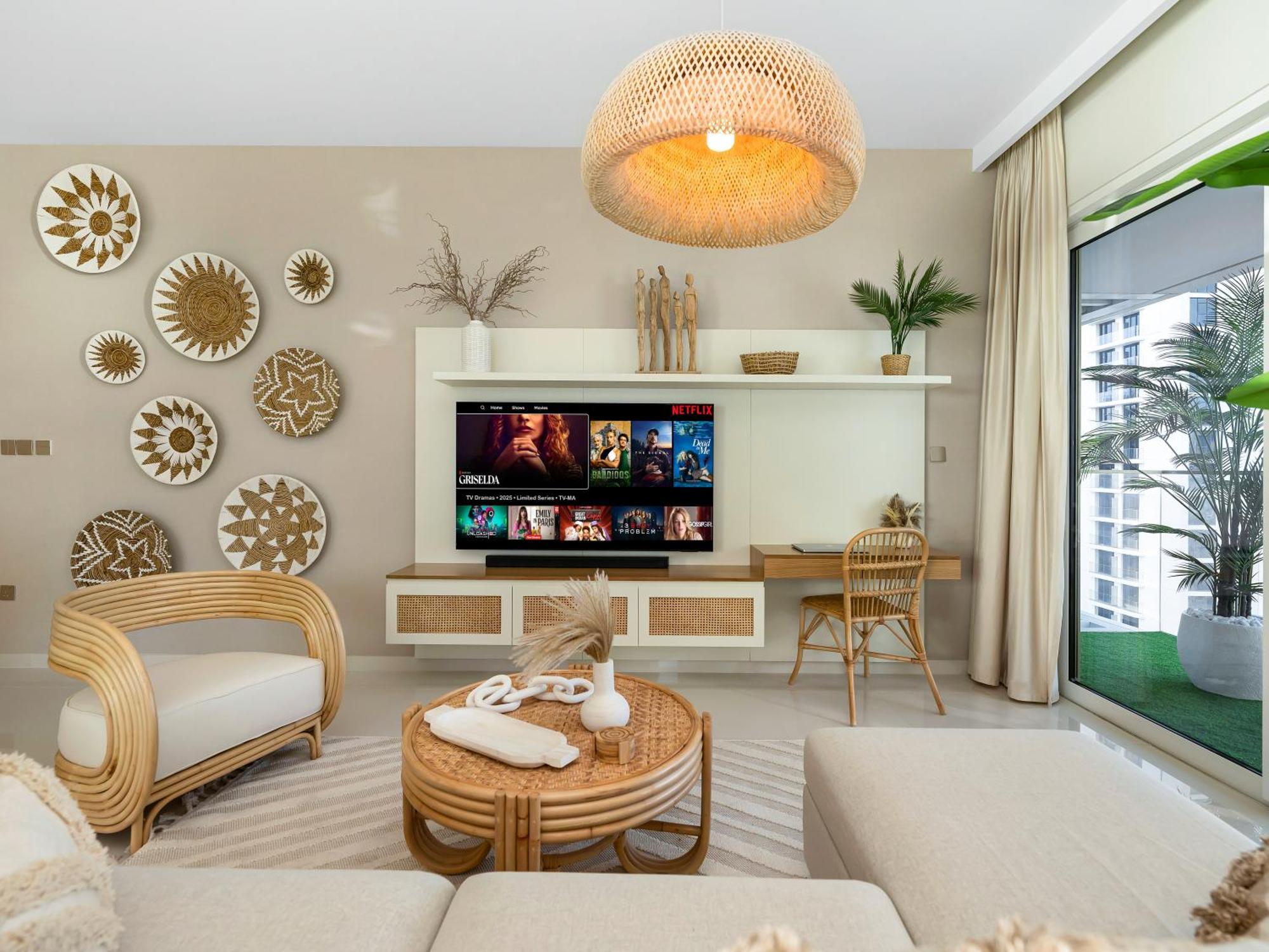 Luxury Spacious 2 Bedroom Private And Views *